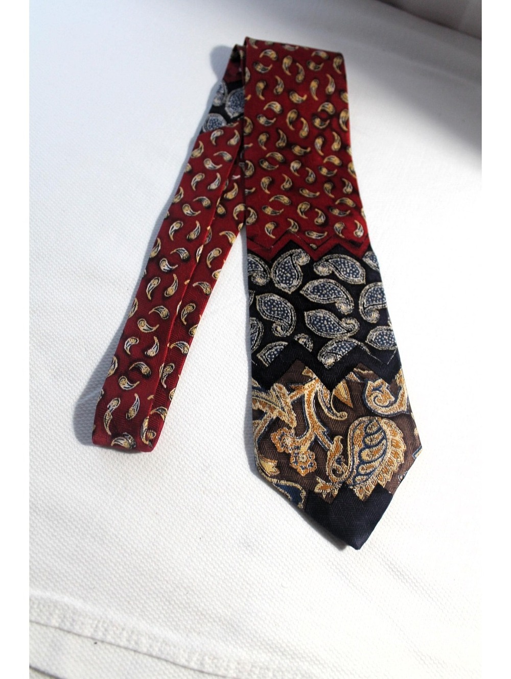 Vintage Oscar de la Renta 4 X 57 Inch Silk Necktie, Red Blue Paisley